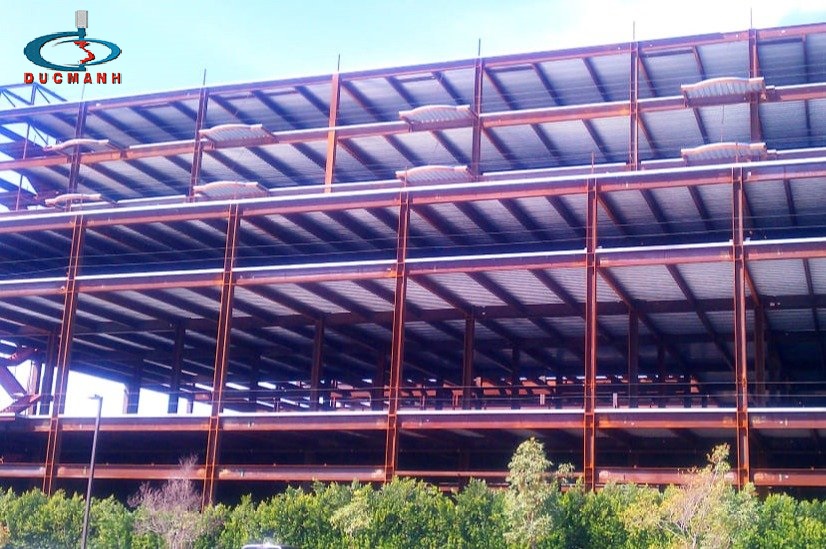 sàn deck ứng dụng trong nhà xưởng công nghiệp nhiều tầng