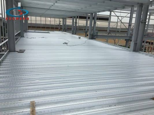 so sánh sàn deck với các loại sàn truyền thống