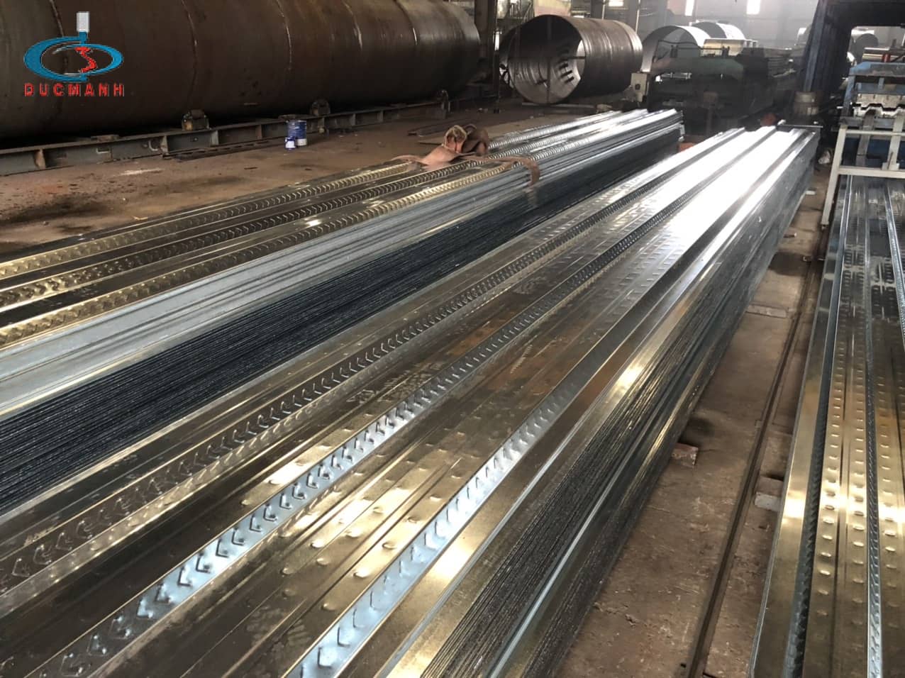 Sự Hiệu Quả Và Tính Thẩm Mỹ Của Tôn Sàn Deck Chất Lượng Cao