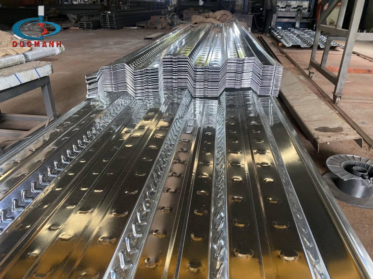 Tôn Sàn Deck | Lựa Chọn Tiết Kiệm Và Bền Bỉ Cho Môi Trường Sản Xuất