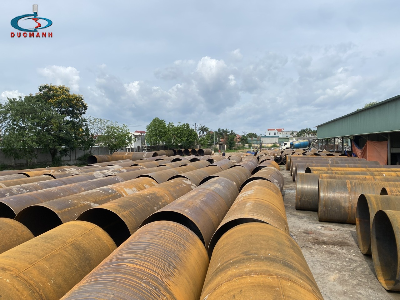 ứng dụng thực tế của đường ống thép trong công trình và nhà máy